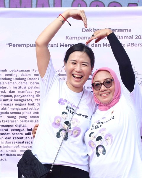 Penampilan Sederhana Tapi Bersinar Veronica Tan Bersama Menteri Arifah, Singgung Perempuan Sejajar dengan Pria