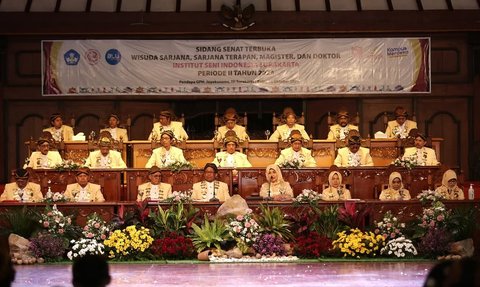 Beda dari Biasanya, di Kampus ini Wisuda Tanpa Toga Baju Adat Jawa jadi Seragam di Hari Istimewa