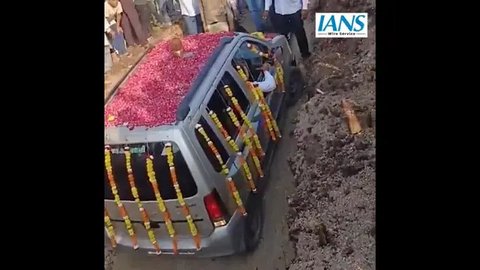 Keluarga Kaya Raya di India Makamkan Mobil Tua Pembawa Keberuntungan dengan Ritual Khusus, Biayanya Tak Kaleng-Kaleng