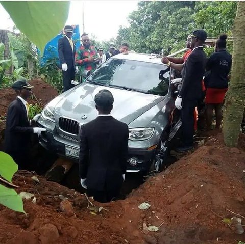 Keluarga Kaya Raya di India Makamkan Mobil Tua Pembawa Keberuntungan dengan Ritual Khusus, Biayanya Tak Kaleng-Kaleng