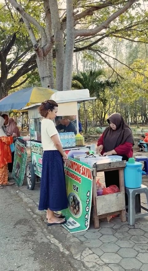 7 Potret Kesederhanaan Indah Permatasari, Sarapan di Pinggir Jalan hingga Asik Menikmati Pemandangan di Kampung Halaman Arie Kriting