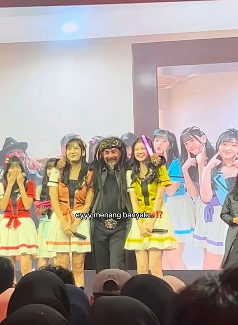 7 Potret Keseruan Limbad dan Sang Anak Nonton Konser JKT48, Sekarang Kompak Jadi Wota