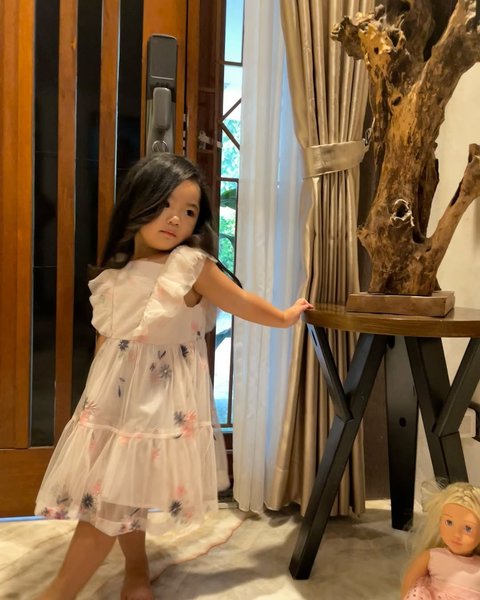 Lucu dan Bikin Gemas Pose Xarena Anak Siti Badriah  Punya Rambut Panjang hingga Mirip Boneka Barbie