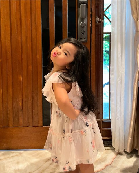 Lucu dan Bikin Gemas Pose Xarena Anak Siti Badriah  Punya Rambut Panjang hingga Mirip Boneka Barbie