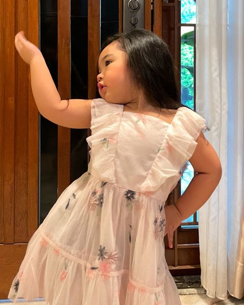 Lucu dan Bikin Gemas Pose Xarena Anak Siti Badriah  Punya Rambut Panjang hingga Mirip Boneka Barbie