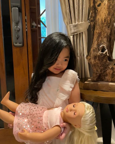 Lucu dan Bikin Gemas Pose Xarena Anak Siti Badriah  Punya Rambut Panjang hingga Mirip Boneka Barbie