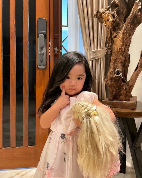 Lucu dan Bikin Gemas Pose Xarena Anak Siti Badriah  Punya Rambut Panjang hingga Mirip Boneka Barbie