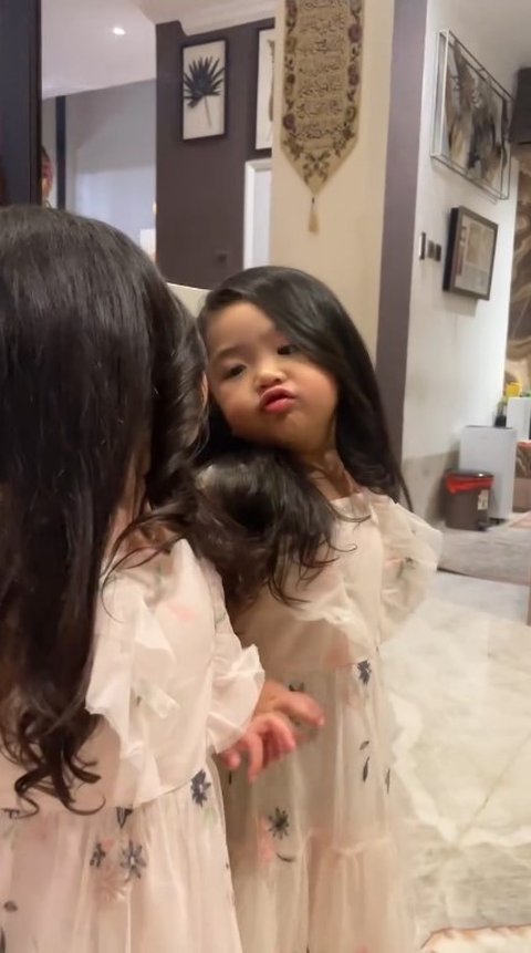 Lucu dan Bikin Gemas Pose Xarena Anak Siti Badriah  Punya Rambut Panjang hingga Mirip Boneka Barbie