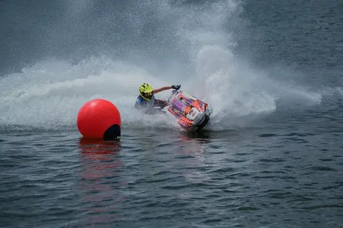 Aksi Nyentrik Umi Pipik Kemudikan Jetski Speedboat Pakai Satu Tangan di Danau Toba, Buktikan Wanita Bercadar Bisa Lakukan Banyak Hal