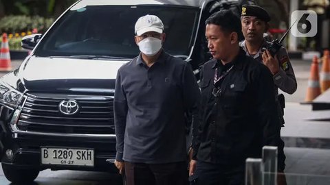 FOTO: Momen Gubernur Bengkulu Rohidin Mersyah Sembunyikan Wajah di Balik Masker Saat Terjaring OTT KPK