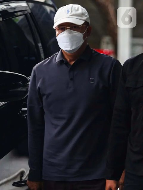 FOTO: Momen Gubernur Bengkulu Rohidin Mersyah Sembunyikan Wajah di Balik Masker Saat Terjaring OTT KPK