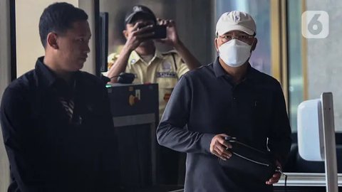 FOTO: Momen Gubernur Bengkulu Rohidin Mersyah Sembunyikan Wajah di Balik Masker Saat Terjaring OTT KPK