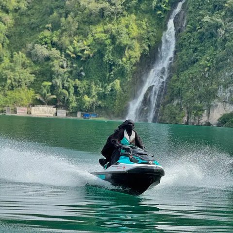 Umi Pipik Tetap Mengenakan Gamis dan Cadar saat Main Jetski di Danau Toba: Ingat Masa-masa dengan Almarhum