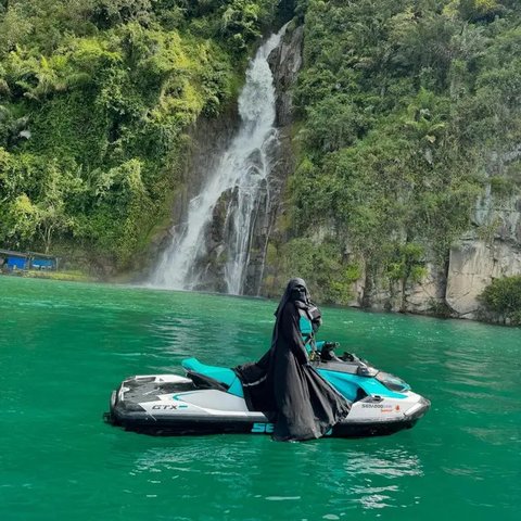 Umi Pipik Tetap Mengenakan Gamis dan Cadar saat Main Jetski di Danau Toba: Ingat Masa-masa dengan Almarhum