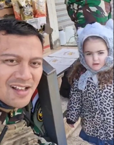 Anak Kecil Perempuan Lebanon ini Bikin Anggota TNI Gemes & Mau Bawa ke Indonesia, Sosoknya Cantik & Mungil Banget