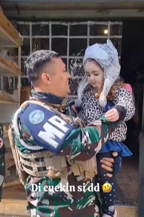 Anak Kecil Perempuan Lebanon ini Bikin Anggota TNI Gemes & Mau Bawa ke Indonesia, Sosoknya Cantik & Mungil Banget