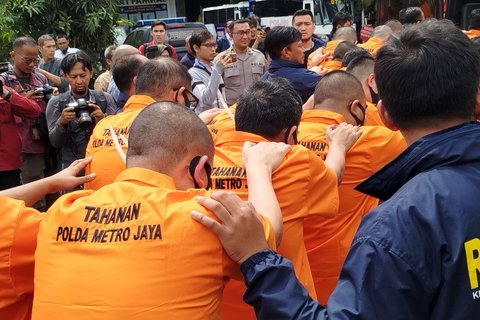 FOTO: Tampang 24 Tersangka Kasus Judi Online yang Libatkan Pegawai Komdigi, Pakai Baju Tahanan dan Cuma Nunduk