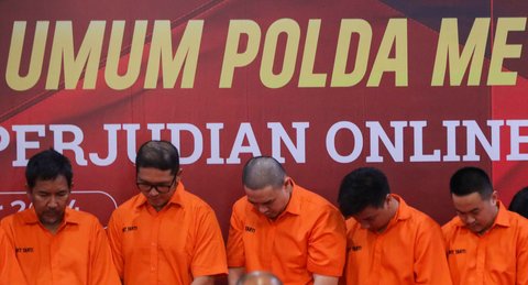 FOTO: Tampang 24 Tersangka Kasus Judi Online yang Libatkan Pegawai Komdigi, Pakai Baju Tahanan dan Cuma Nunduk