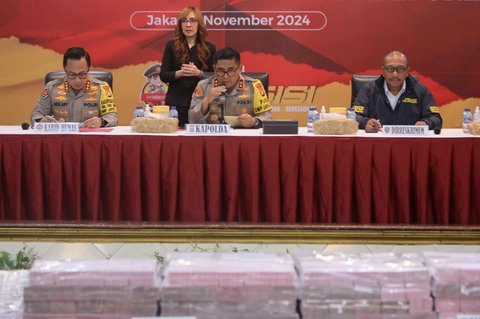 FOTO: Penampakan Barang Bukti Senilai Rp167 Miliar dari Kasus Judi Online Komdigi, Ada Mobil Mewah hingga Senjata Api