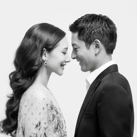 Romantisnya Foto Prewedding Sederhana Ala Rio Haryanto dan Athasyia Papadimitriou, Ada yang Pakai Helm Manor Racing