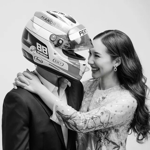 Romantisnya Foto Prewedding Sederhana Ala Rio Haryanto dan Athasyia Papadimitriou, Ada yang Pakai Helm Manor Racing