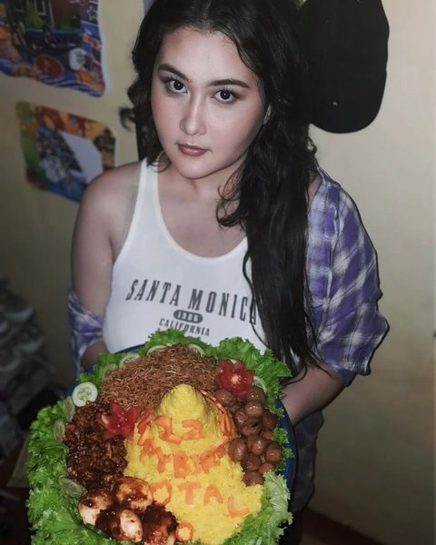 Curi Perhatian, Talitha Curtis yang Dulu Berperan dalam Sinetron GGS kini Jalankan Usaha Makanan di Depan Minimarket