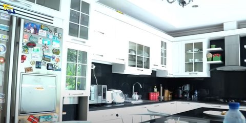 Intip 8 Potret Dapur Diah Permatasari yang Mewah dan Elegan, Akui Jadi Tempat Favorit Keluarga dan Para Sahabat