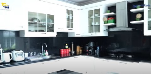 Intip 8 Potret Dapur Diah Permatasari yang Mewah dan Elegan, Akui Jadi Tempat Favorit Keluarga dan Para Sahabat