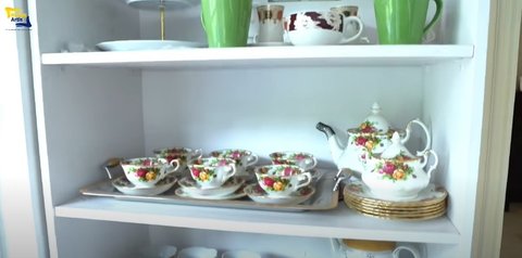 Intip 8 Potret Dapur Diah Permatasari yang Mewah dan Elegan, Akui Jadi Tempat Favorit Keluarga dan Para Sahabat