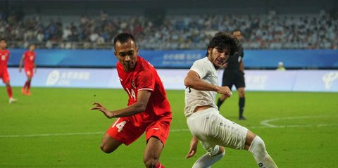 Spesialis Lemparan Timnas Indonesia di Piala AFF: Pratama Arhan di Kiri dan Robi Darwis di Kanan