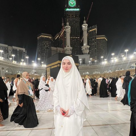 4 Momen Manis Elina Joerg di Makkah, Rayakan Ulang Tahun ke-25 dengan Ibadah Umrah