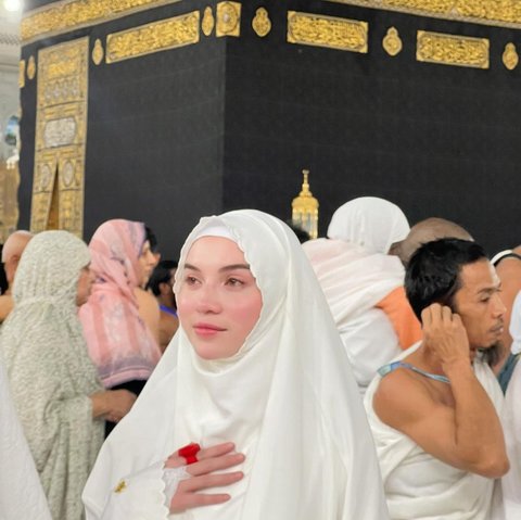 4 Momen Manis Elina Joerg di Makkah, Rayakan Ulang Tahun ke-25 dengan Ibadah Umrah