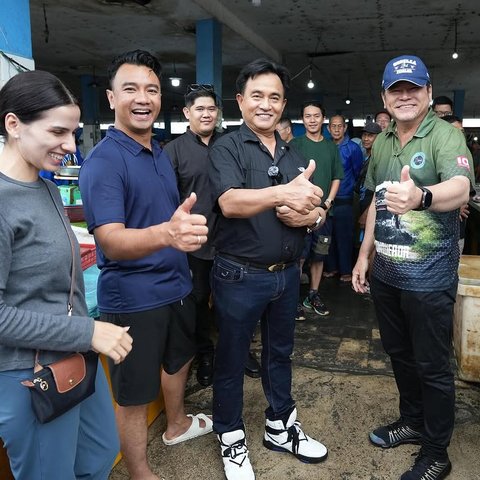 Gaya Keren Menko HAM Jalan-Jalan ke Pasar Ikan, Tak Disangka Bertemu Eks Bupati Adik Ahok