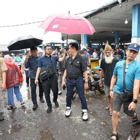 Gaya Keren Menko HAM Jalan-Jalan ke Pasar Ikan, Tak Disangka Bertemu Eks Bupati Adik Ahok