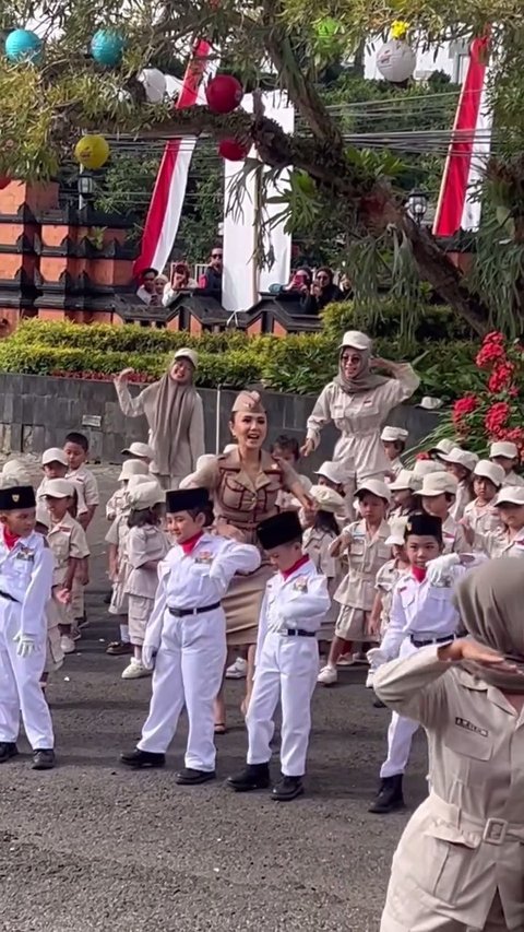 Potret Cantik Yuni Shara Rayakan Hari Guru di Sekolah PAUD Miliknya