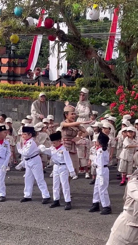 Potret Cantik Yuni Shara Rayakan Hari Guru di Sekolah PAUD Miliknya