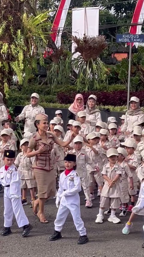 Potret Cantik Yuni Shara Rayakan Hari Guru di Sekolah PAUD Miliknya