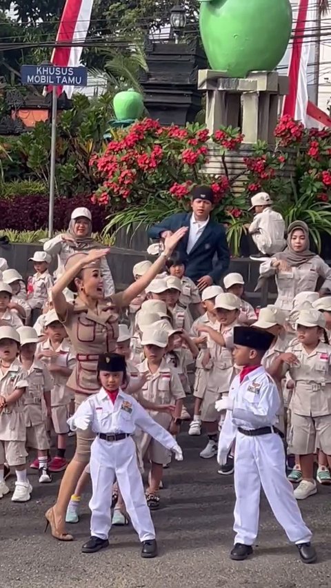 Potret Cantik Yuni Shara Rayakan Hari Guru di Sekolah PAUD Miliknya