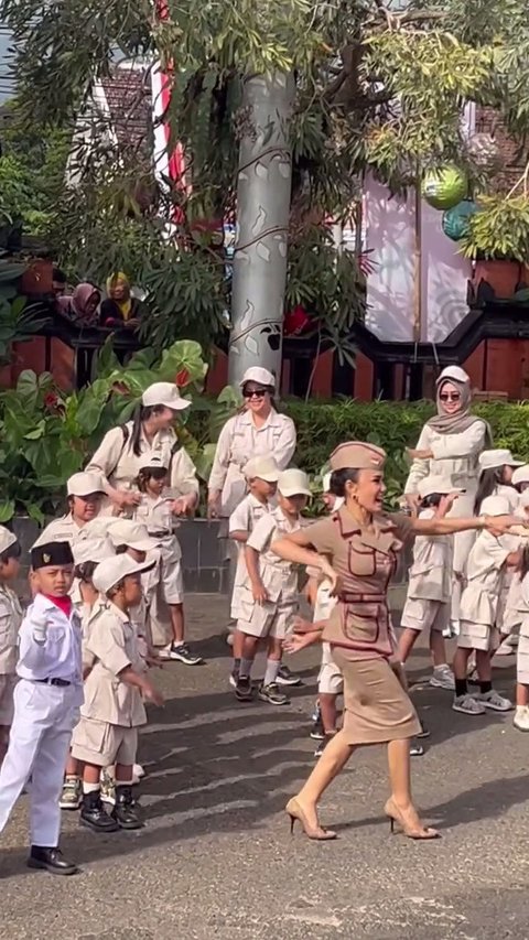 Potret Cantik Yuni Shara Rayakan Hari Guru di Sekolah PAUD Miliknya