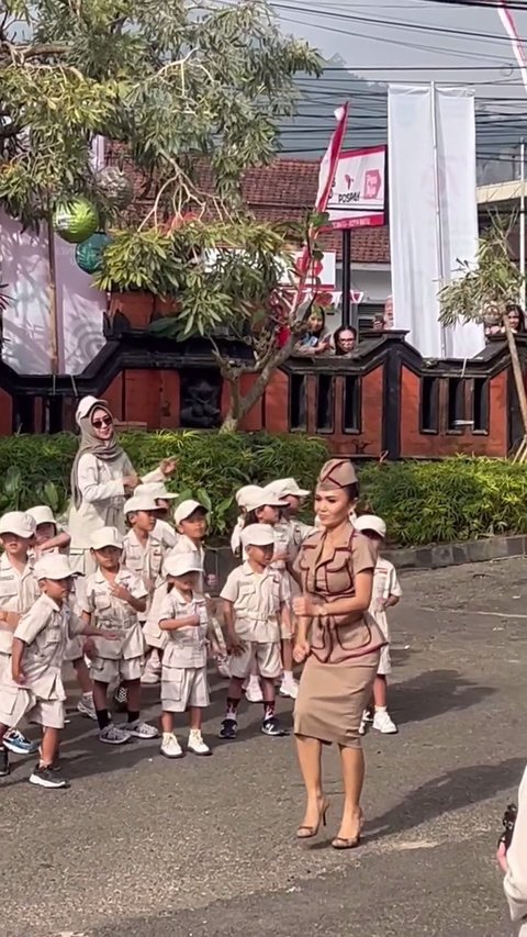 Potret Cantik Yuni Shara Rayakan Hari Guru di Sekolah PAUD Miliknya