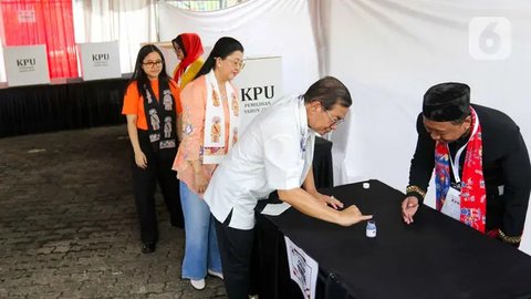 FOTO: Momen Pramono Anung Nyoblos di TPS 046 Cipete Selatan, Sampaikan Pesan Khusus untuk RK-Suswono dan Dharma-Kun