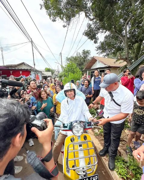 6 Potret Raffi Ahmad dan Nagita Slavina Nyoblos ke TPS Naik Motor Vespa Berdua, Tak Lupa Pamer Jari Ungu