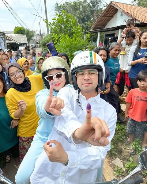 6 Potret Raffi Ahmad dan Nagita Slavina Nyoblos ke TPS Naik Motor Vespa Berdua, Tak Lupa Pamer Jari Ungu