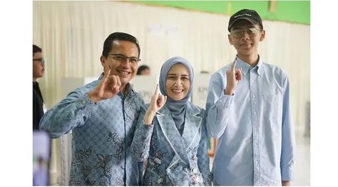 12 Artis Pamer Tinta Ungu Usai Nyoblos ke TPS di Pilkada 2024 dari Rano Karno, Raffi Ahmad hingga Luna Maya