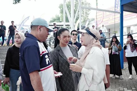 Krisdayanti Healing Bareng Kelurga saat Masa Tenang Pilkada 2024, Tampil Cantik dan Staylish Pakai Barang-Barang Branded