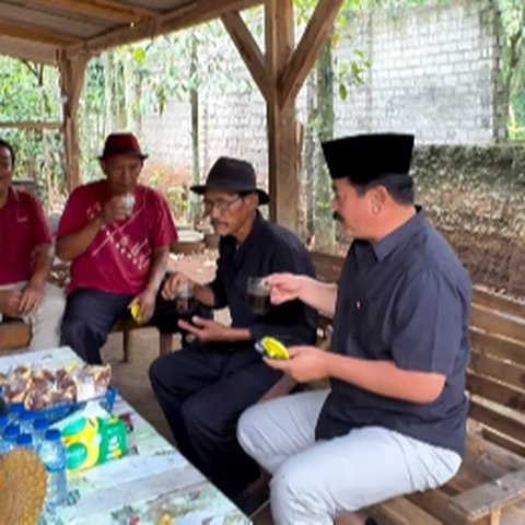 Bintang 4 TNI AU Ngopi Bareng Warga di Gubuk, Nikmat Banget Disuguhi Durian dan Campedak