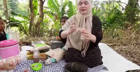 Bule Cantik Mualaf dari Amerika Belajar Ngulek Bikin Sambal Terasi 'Ini Baru Pertama Kali Seumur Hidup'