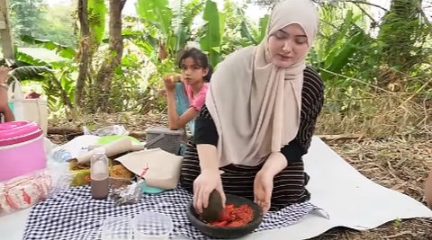 Bule Cantik Mualaf dari Amerika Belajar Ngulek Bikin Sambal Terasi 'Ini Baru Pertama Kali Seumur Hidup'