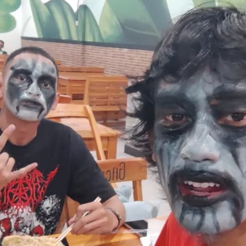 Momen Dua Cowok Berdandan Seram Pulang dari Acara Musik Black Metal, Mengejutkan Pilihan Makanan Favoritnya