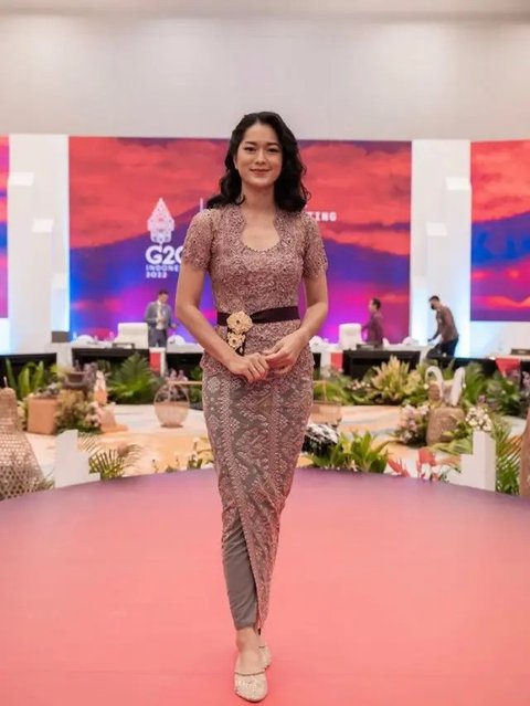 Ada Tissa Biani hingga Sherina Munaf, 4 Inspirasi Gaya Kebaya Brokat Lengan Pendek ala Selebriti